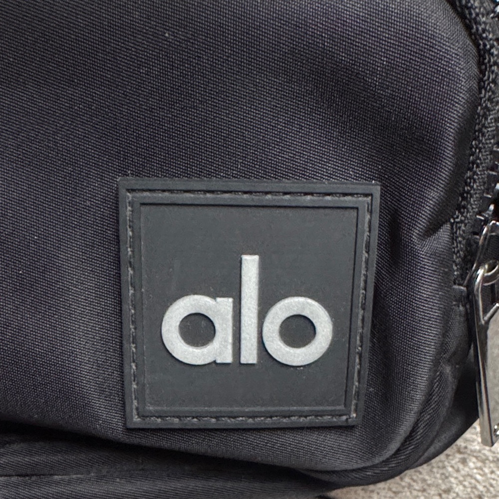 ALO Yoga Black Belt Bag - Picture 4 of 4